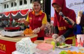 Umianah Team Leader dari SPG dan MD Fiesta se-Surabaya saat demo masak crispy bubble nugget sambal matah, Selasa (26/3/2024). Foto: Meilita suarasurabaya.net