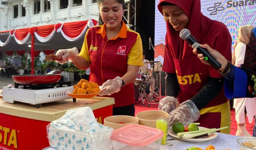 Umianah Team Leader dari SPG dan MD Fiesta se-Surabaya saat demo masak crispy bubble nugget sambal matah, Selasa (26/3/2024). Foto: Meilita suarasurabaya.net
