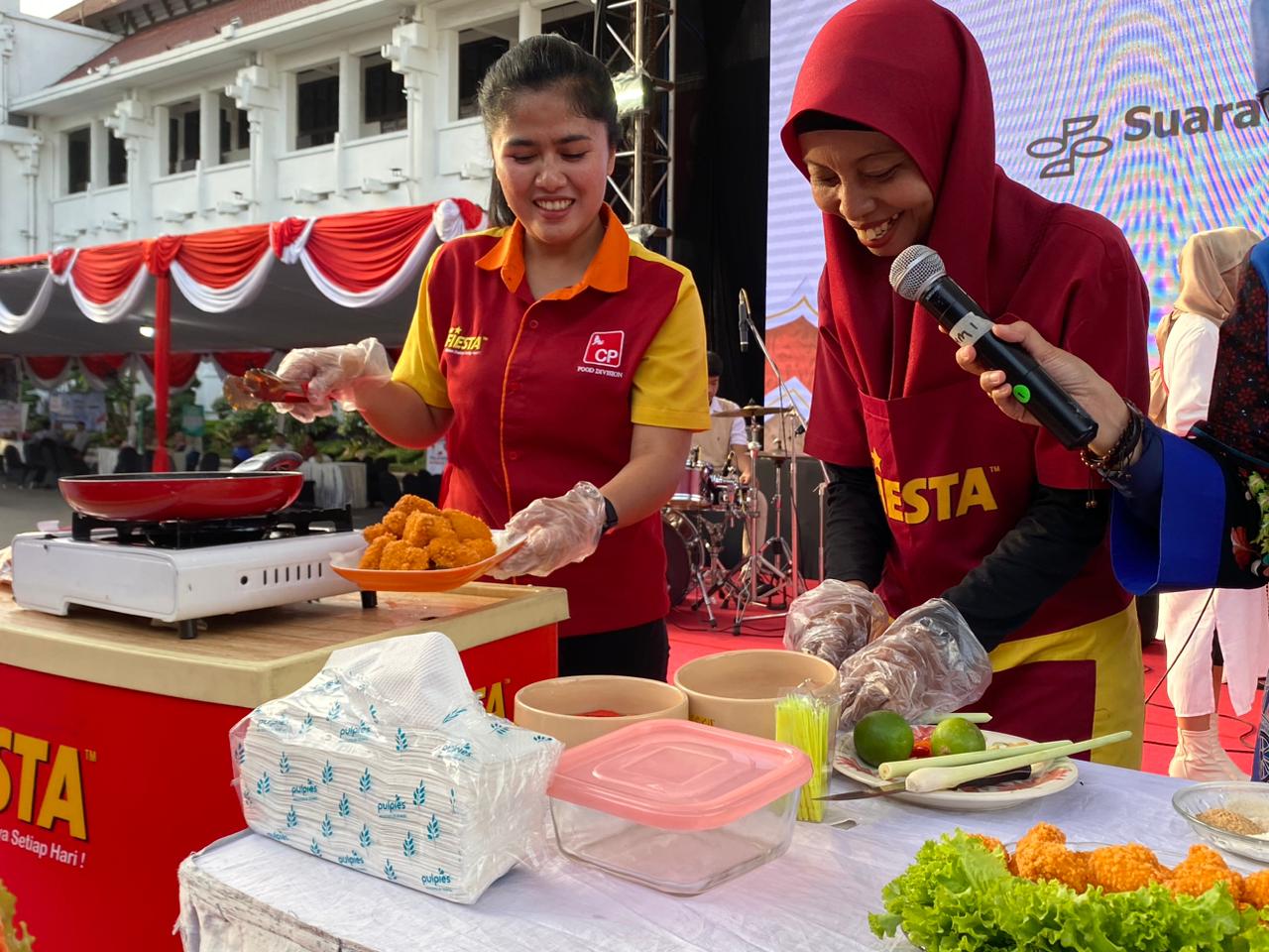 Umianah Team Leader dari SPG dan MD Fiesta se-Surabaya saat demo masak crispy bubble nugget sambal matah, Selasa (26/3/2024). Foto: Meilita suarasurabaya.net