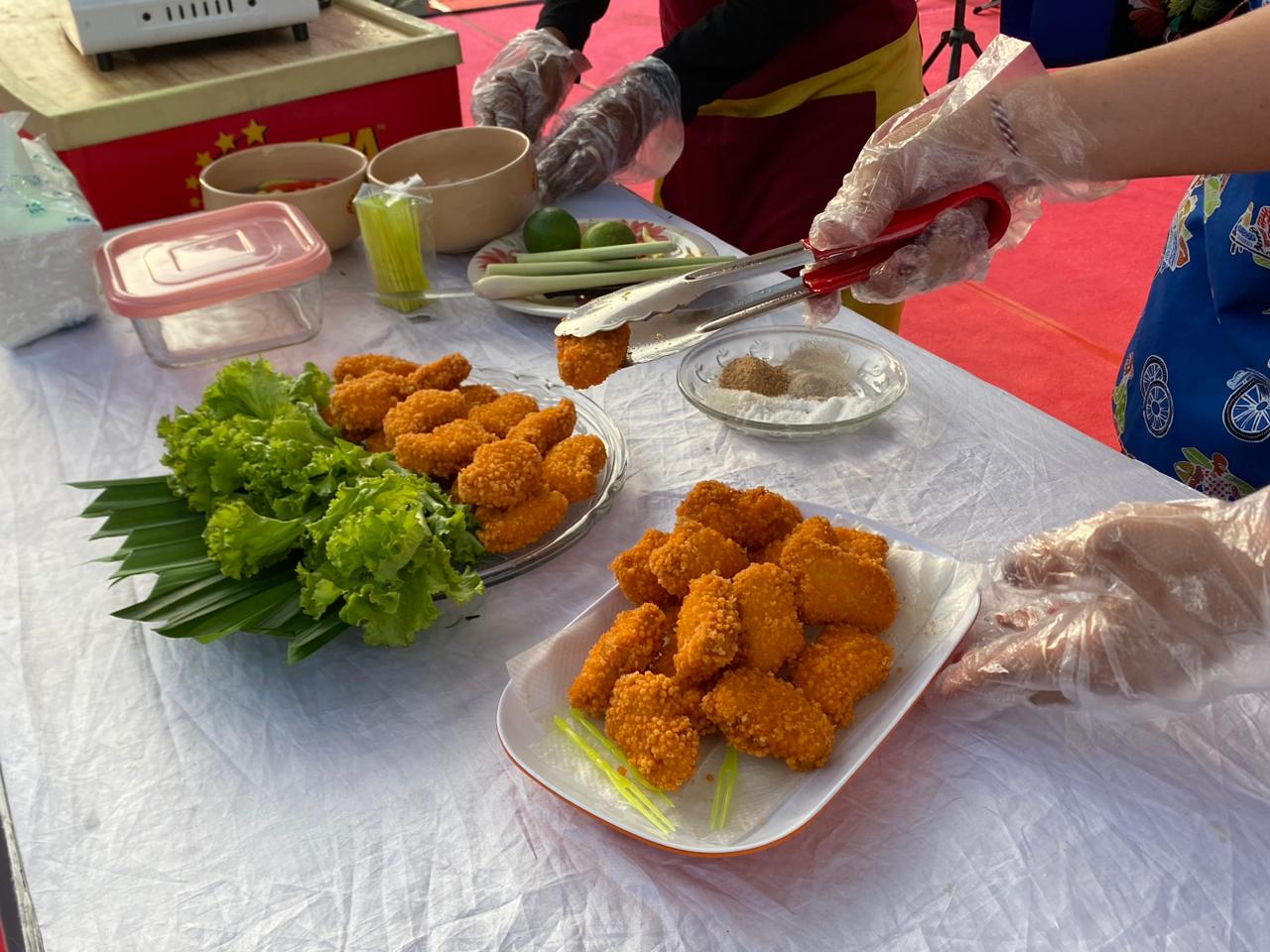 Tampilan crispy bubble nugget Fiesta usai digoreng dengan tips anti gagal, Selasa (26/3/2024). Foto: Meilita suarasurabaya.net