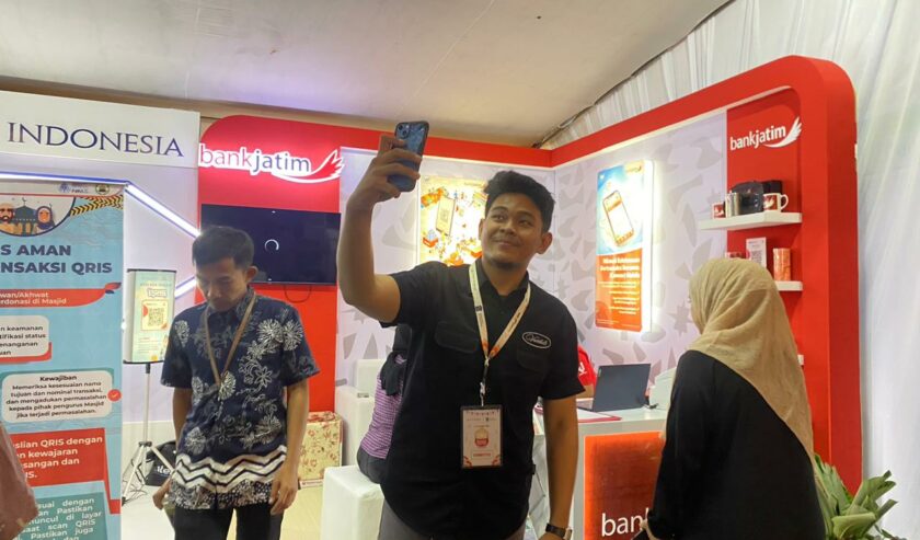 Contoh berfoto di depan booth Bank Jatim di acara Bank Jatim QRIS Ramadan Vaganza untuk dapat voucher belanja, Selasa (26/3/2024). Foto: Meilita suarasurabaya.net