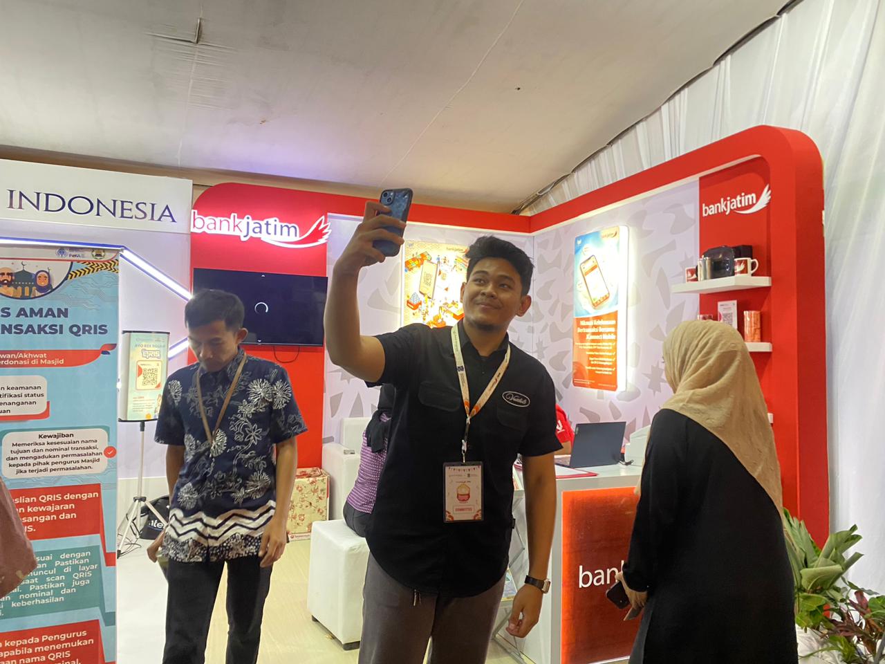 Contoh berfoto di depan booth Bank Jatim di acara Bank Jatim QRIS Ramadan Vaganza untuk dapat voucher belanja, Selasa (26/3/2024). Foto: Meilita suarasurabaya.net