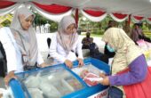 Pengunjung yang membeli daging di booth RPH Pasar Murah Bank Jatim QRIS Ramadan Vaganza yang berlangsung di Balai Kota Surabaya, Selasa (26/3/2024). Foto: azwa magang suarasurabaya.net