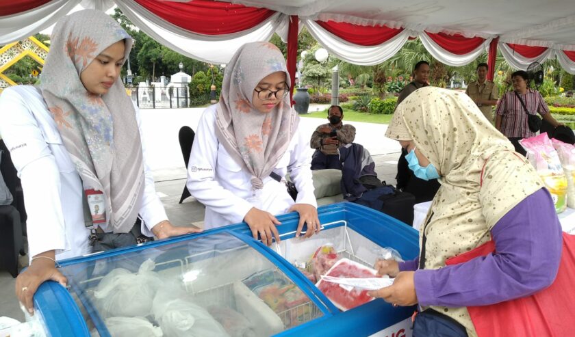 Pengunjung yang membeli daging di booth RPH Pasar Murah Bank Jatim QRIS Ramadan Vaganza yang berlangsung di Balai Kota Surabaya, Selasa (26/3/2024). Foto: azwa magang suarasurabaya.net