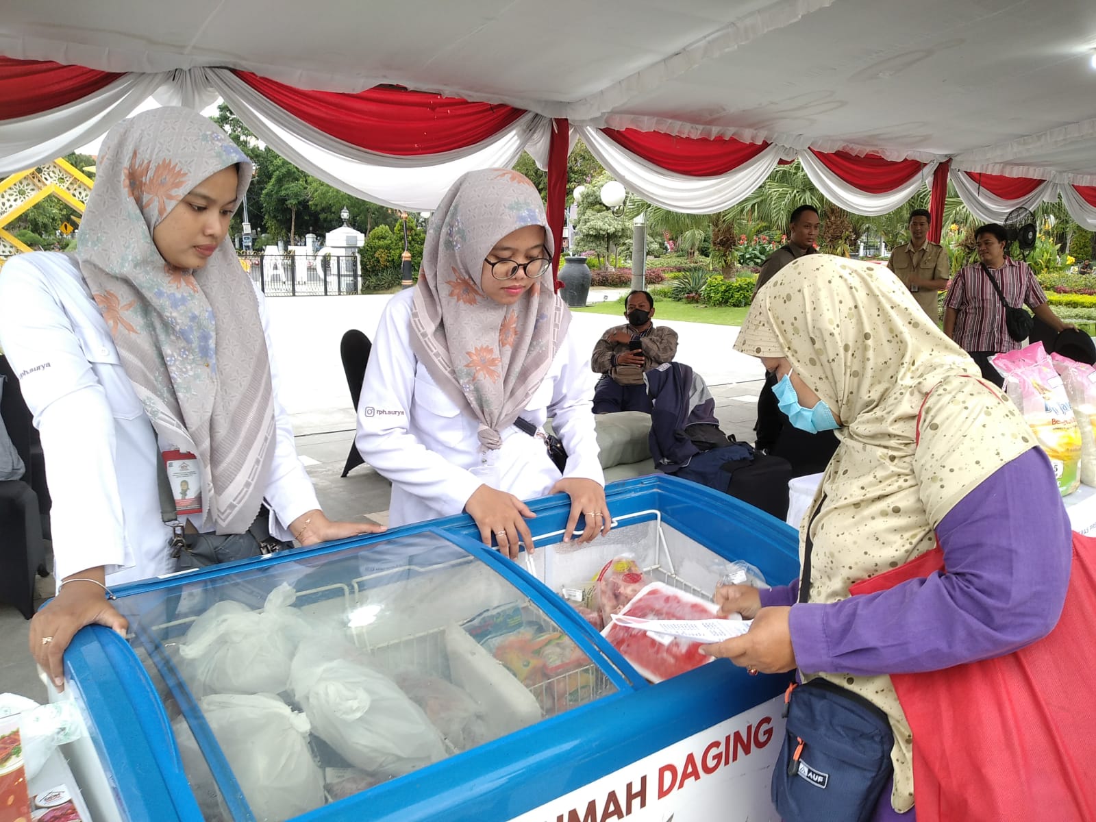 Pengunjung yang membeli daging di booth RPH Pasar Murah Bank Jatim QRIS Ramadan Vaganza yang berlangsung di Balai Kota Surabaya, Selasa (26/3/2024). Foto: azwa magang suarasurabaya.net
