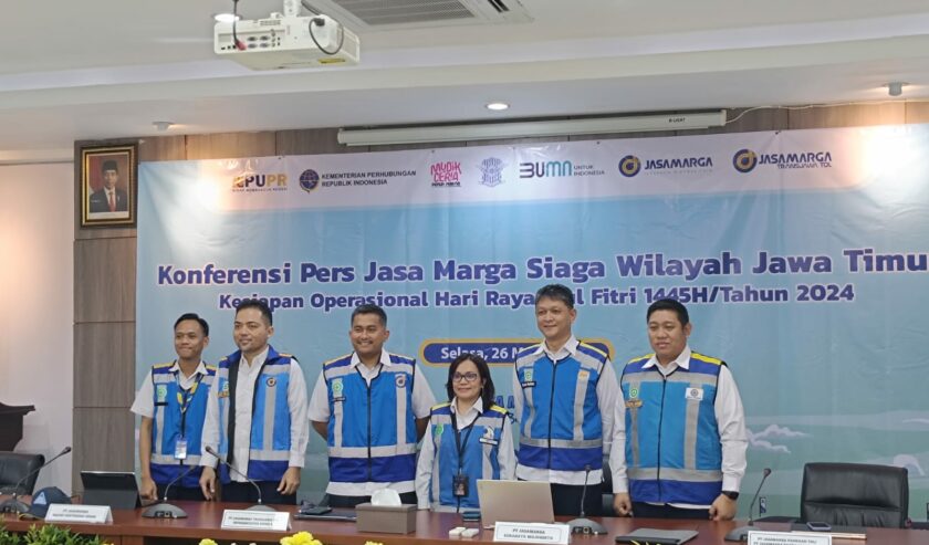 Jasa Marga memastikan kesiapan fasilitas tol jelang mudik lebaran dalam konferensi pers di Kantor Jasa Marga, Plaza Tol Satelit, Surabaya, Selasa (26/3/2024). Foto: Risky suarasurabaya.net