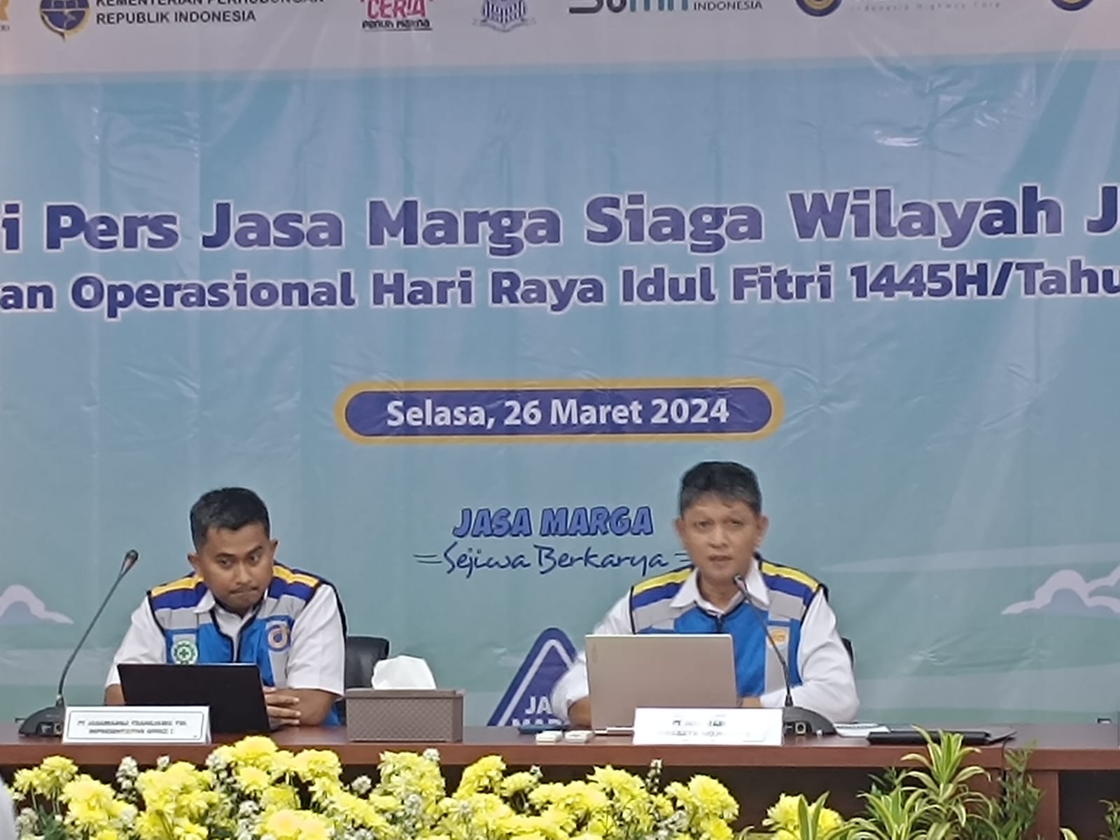 D. Hari Pratama Direktur Utama PT Jasamarga Surabaya Mojokerto (kanan) dalam konferensi pers kesiapan menyambut mudik idulfitri, di Kantor Jasa Marga, Plaza Tol Satelit, Surabaya, Selasa (26/3/2024). Foto: Risky suarasurabaya.net