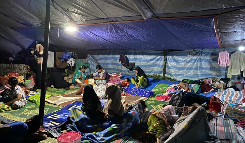 Suasana di tenda pengungsian yang didirikan sanak saudara Muslifa dan Musliha di Desa Dekatagung, Kecamatan Sangkapura, Pulau Bawean, Kabupaten Gresik, Selasa (26/3/2024). Foto: Wildan suarasurabaya.net