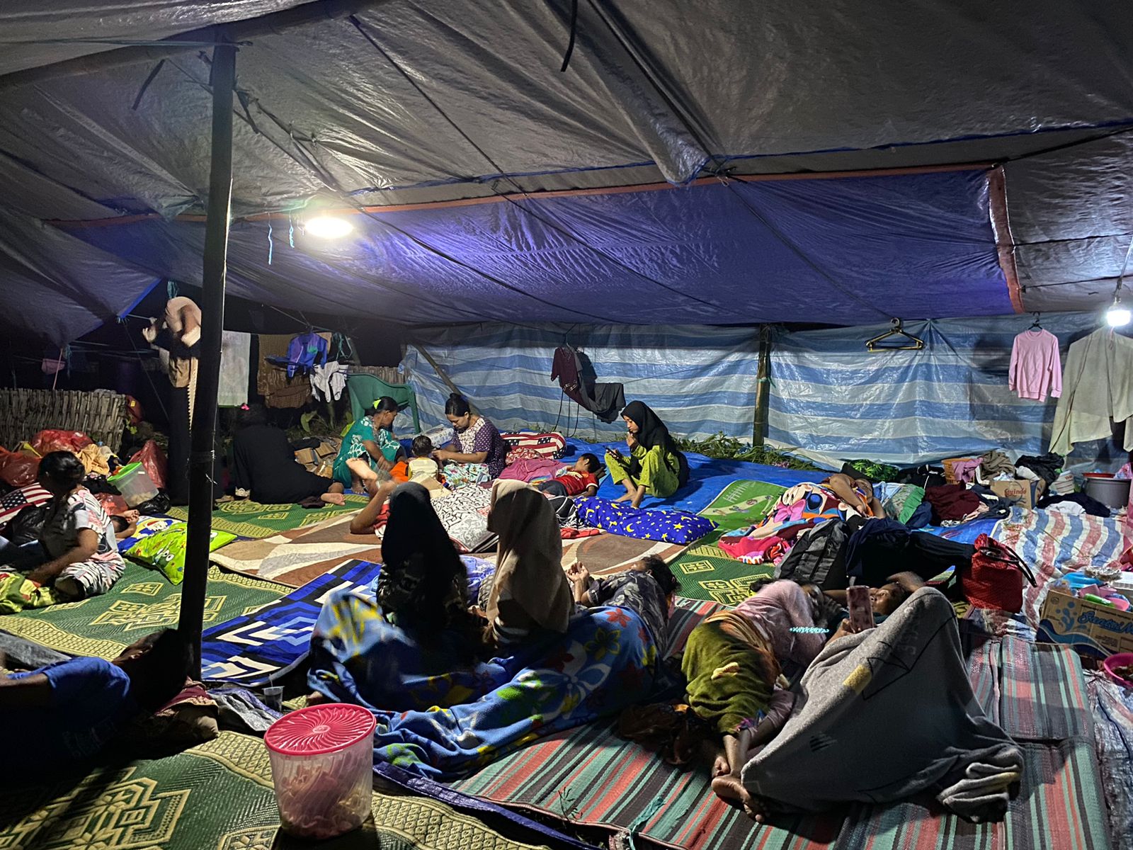 Suasana di tenda pengungsian yang didirikan sanak saudara Muslifa dan Musliha di Desa Dekatagung, Kecamatan Sangkapura, Pulau Bawean, Kabupaten Gresik, Selasa (26/3/2024). Foto: Wildan suarasurabaya.net