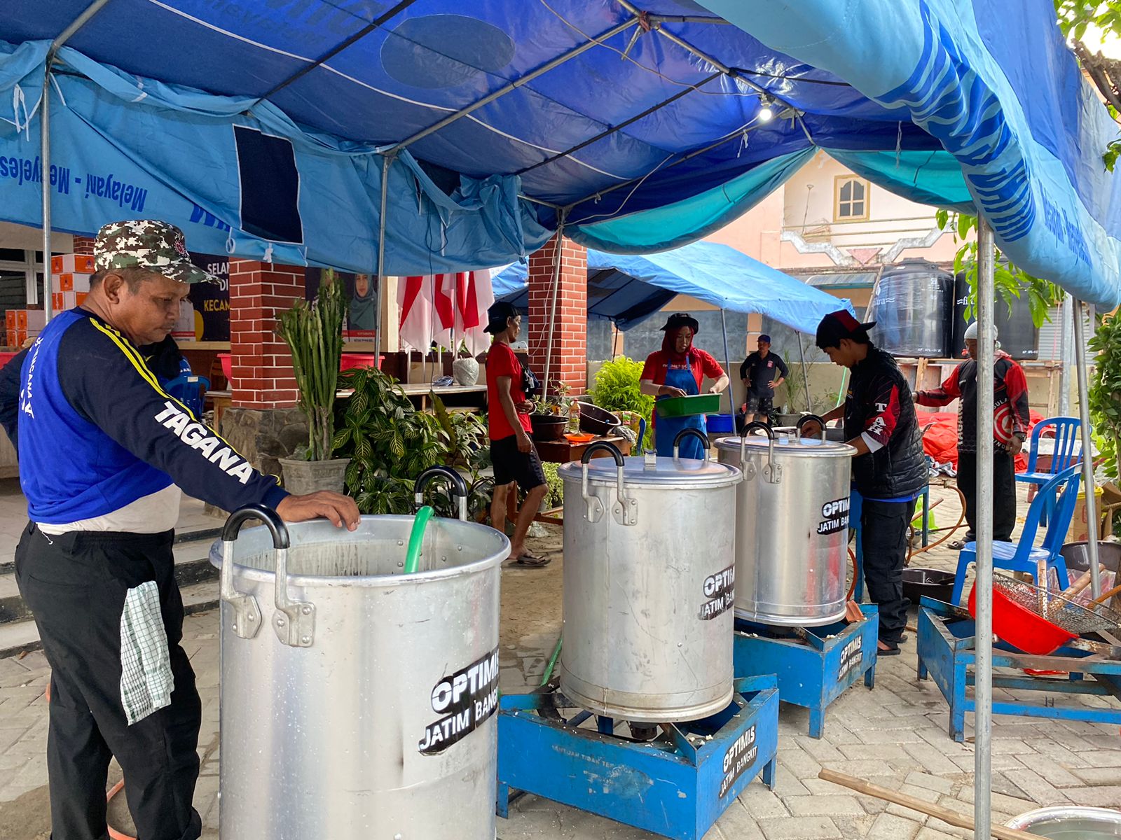 Dapur umum yang mulai didirikan tim relawan pagi tadi di Kecamatan Tambak, Bawean Gresik untuk membantu bantuan makanan masyarakat sekitar, Selasa (26/3/2024). Foto: Wildan suarasurabaya.net