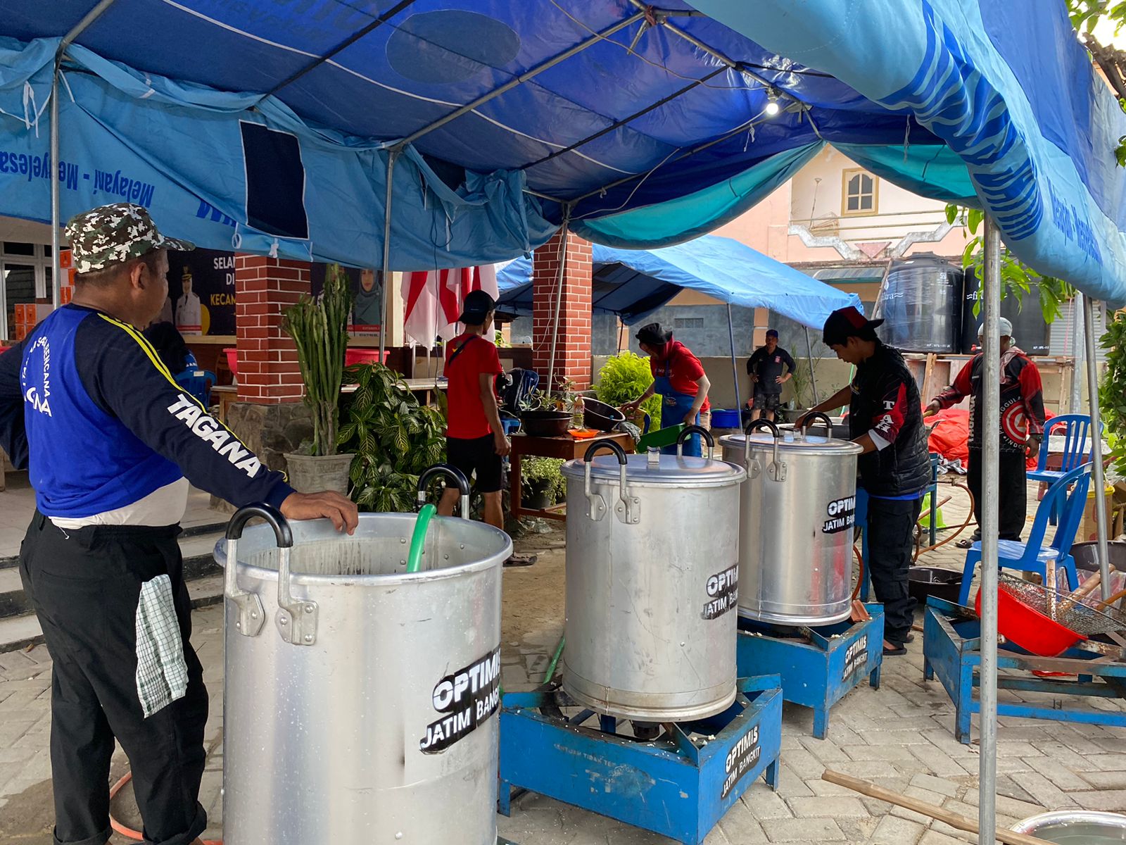 Dapur umum yang mulai didirikan tim relawan pagi tadi di Kecamatan Tambak, Bawean Gresik untuk membantu bantuan makanan masyarakat sekitar, Selasa (26/3/2024). Foto: Wildan suarasurabaya.net