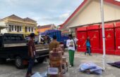 Bantuan logistik yang akan dikirim ke sejumlah desa di Kecamatan Tambak sedang diangkut tim kecamatan dan relawan, Selasa (26/3/2024). Foto: Wildan suarasurabaya.net