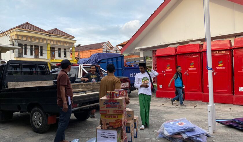 Bantuan logistik yang akan dikirim ke sejumlah desa di Kecamatan Tambak sedang diangkut tim kecamatan dan relawan, Selasa (26/3/2024). Foto: Wildan suarasurabaya.net