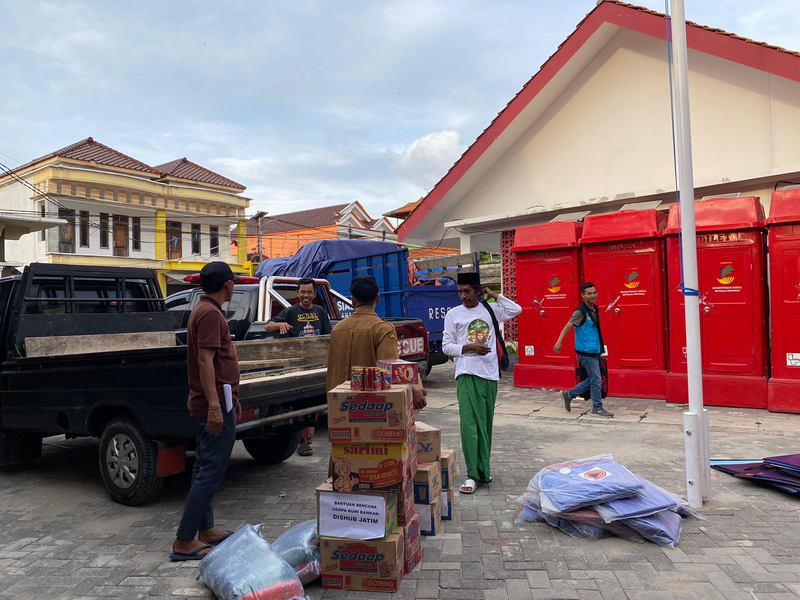 Bantuan logistik yang akan dikirim ke sejumlah desa di Kecamatan Tambak sedang diangkut tim kecamatan dan relawan, Selasa (26/3/2024). Foto: Wildan suarasurabaya.net