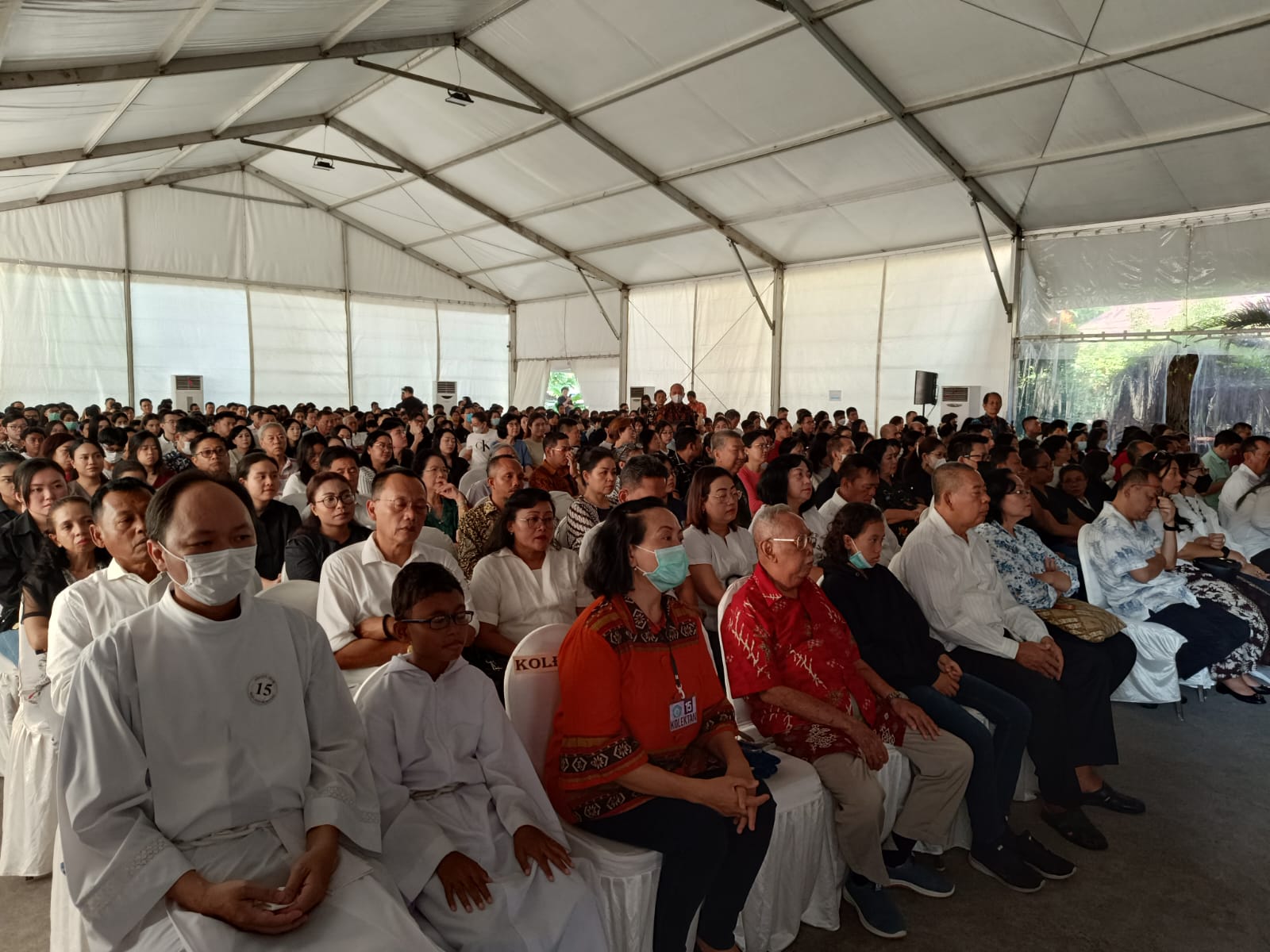 Ribuan jemaat melangsungkan ibadat jumat agung di Gereja Katolik Redemptor Mundi, Dukuh Kupang Barat, Dukuh Pakis, Surabaya, pada Jumat (29/3/2024). Foto: Risky suarasurabaya.net