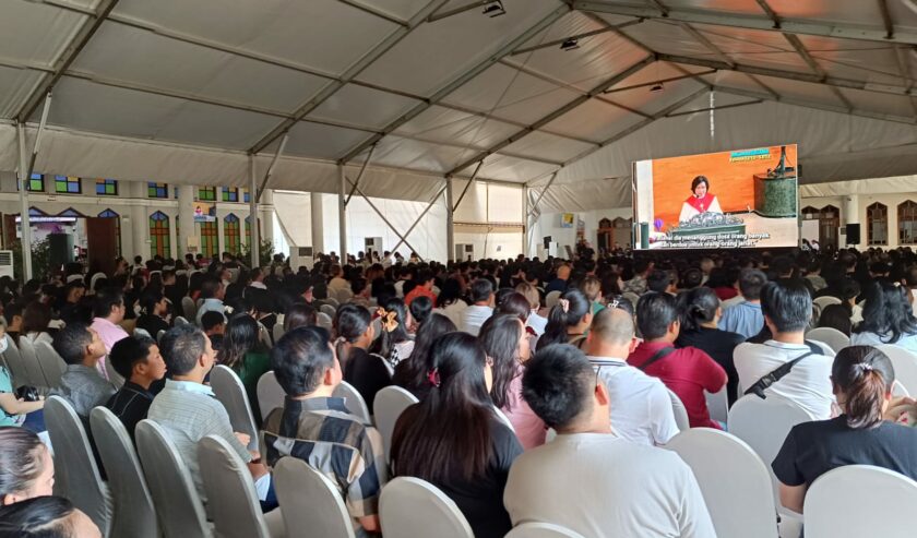 Suasana ibadat jumat agung di Gereja Katolik Redemptor Mundi, Dukuh Kupang Barat, Dukuh Pakis, Surabaya, pada Jumat (29/3/2024). Foto: Risky suarasurabaya.net