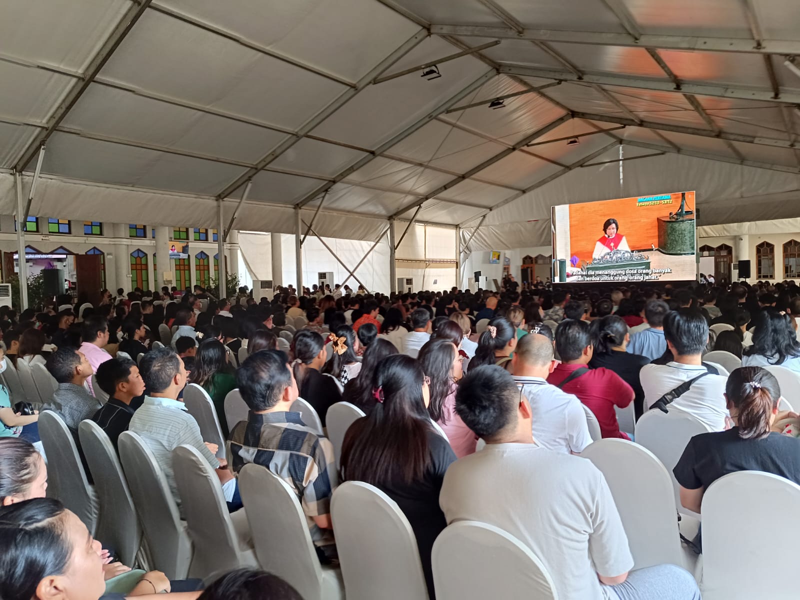 Suasana ibadat jumat agung di Gereja Katolik Redemptor Mundi, Dukuh Kupang Barat, Dukuh Pakis, Surabaya, pada Jumat (29/3/2024). Foto: Risky suarasurabaya.net