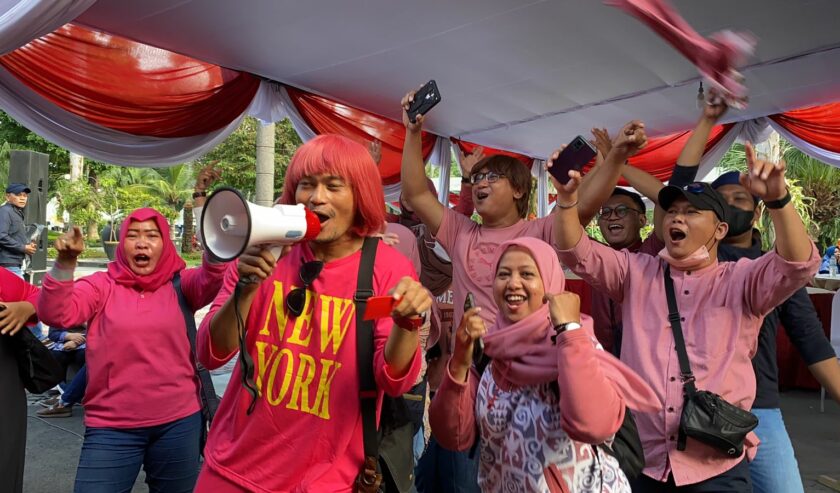 Pendukung Dispusip Surabaya peserta beauty class Bank Jatim QRIS Ramadan Vaganza, Jumat (29/3/2024). Foto: Meilita suarasurabaya.net