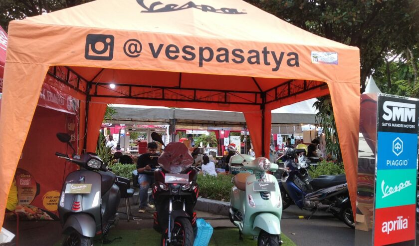 Booth Vespa Satya dalam acara Bank Jatim QRIS Ramadan Vaganza di Balai Kota Surabaya, Jumat (29/3/2024). Foto: Azwa magang suarasurabaya.net