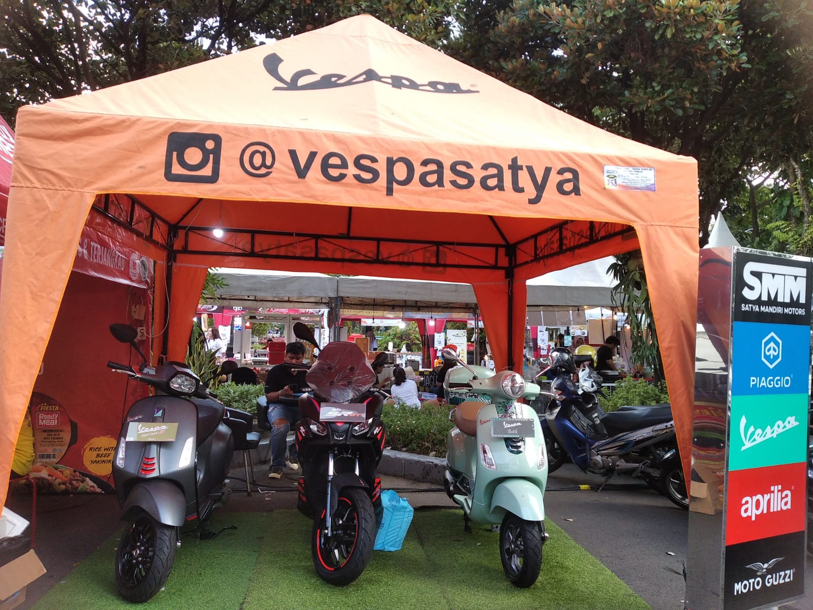 Booth Vespa Satya dalam acara Bank Jatim QRIS Ramadan Vaganza di Balai Kota Surabaya, Jumat (29/3/2024). Foto: Azwa magang suarasurabaya.net