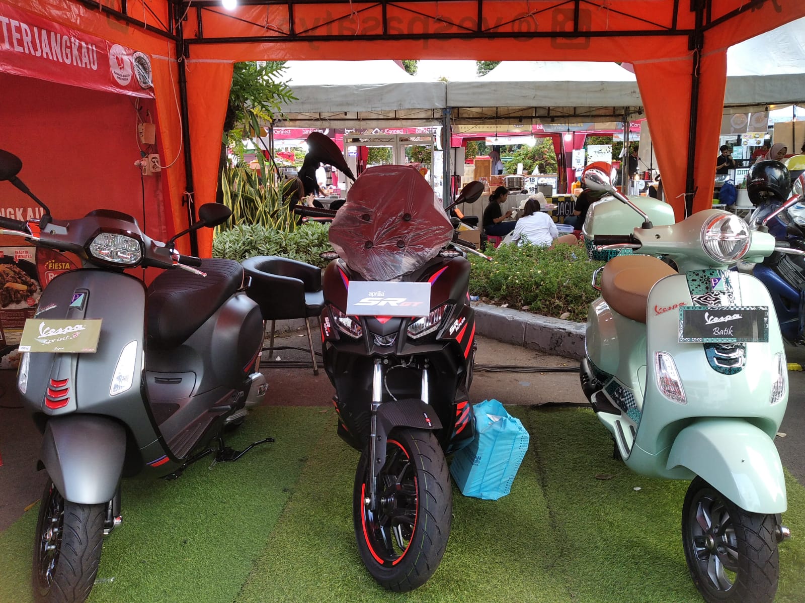 Tampilan tipe Vespa LX Batik 125 dan Vespa Aprilia yang terpajang di booth Vespa Satya di Bank Jatim QRIS Ramadan Vaganza, Jumat (29/3/2024). Foto: azwa magang suarasurabaya.net