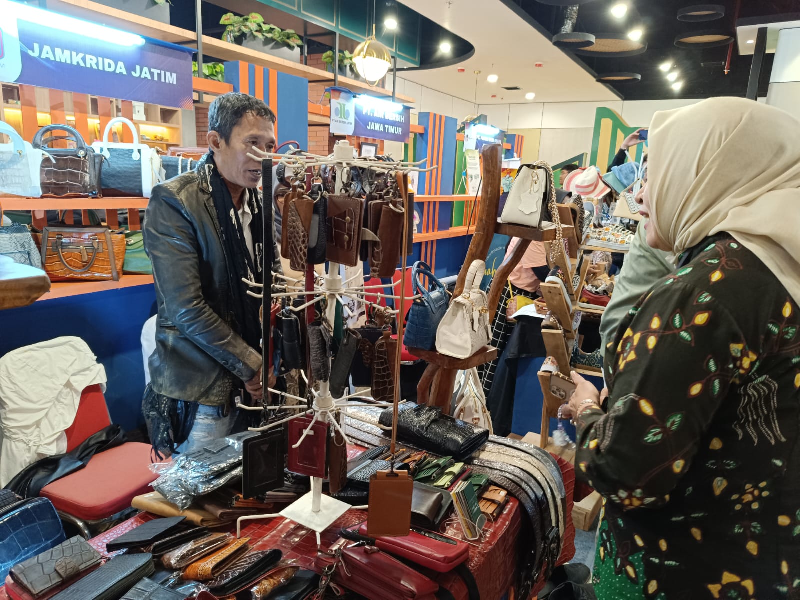 Produk Usaha Mikro Kecil dan Menengah (UMKM) binaan Biro Perekonomian Jawa Timur saat dipamerkan dalam Jatim E-commerce 2024 di Ciputra World Surabaya, Jumat (29/3/2024). Foto: Risky suarasurabaya.net