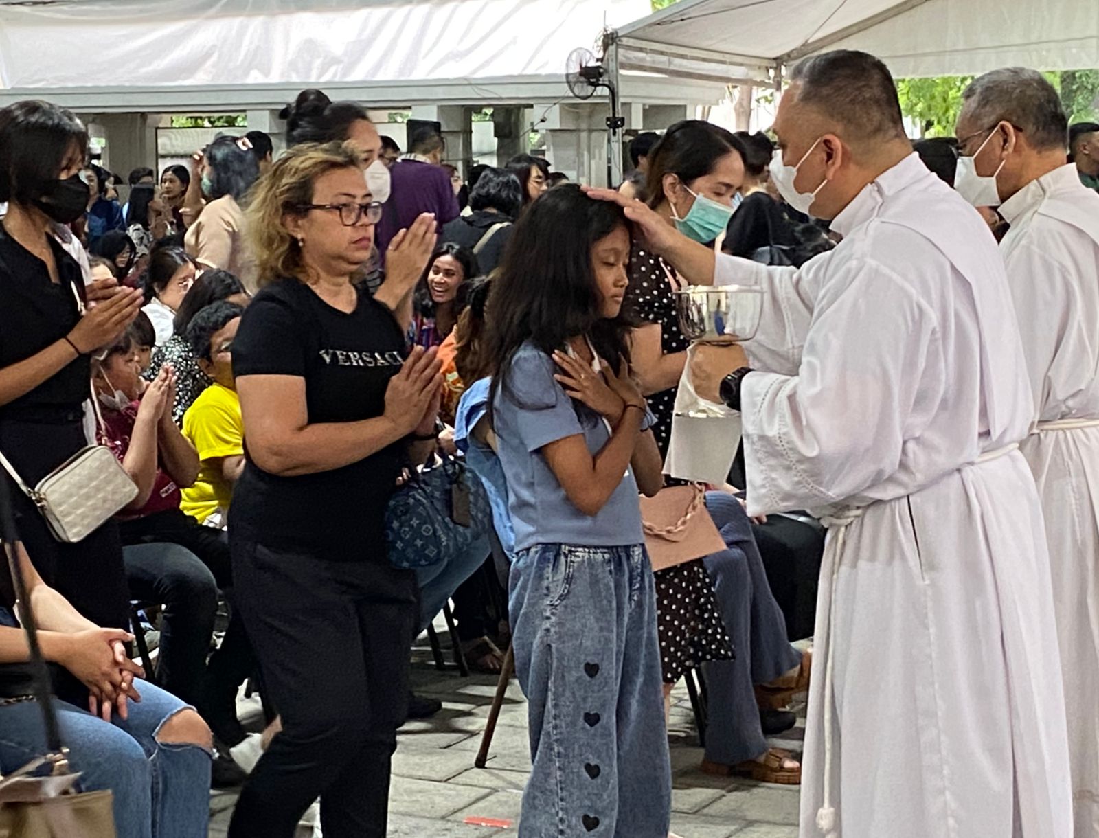 Prosesi komuni atau penerimaan tubuh kristus yang diterima jemaat orangtua hingga orang dewasa di Gereja Katedral Surabaya, Jumat (29/3/2024). Foto: Wildan suarasurabaya.net