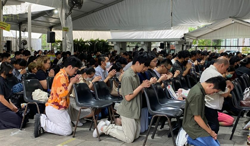 Suasana ibadat Jumat Agung di Gereja Katedral Surabaya, nampak kekhusyukan ribuan jemaat saat prosesi doa, Jumat (29/3/2024). Foto: Wildan suarasurabaya.net