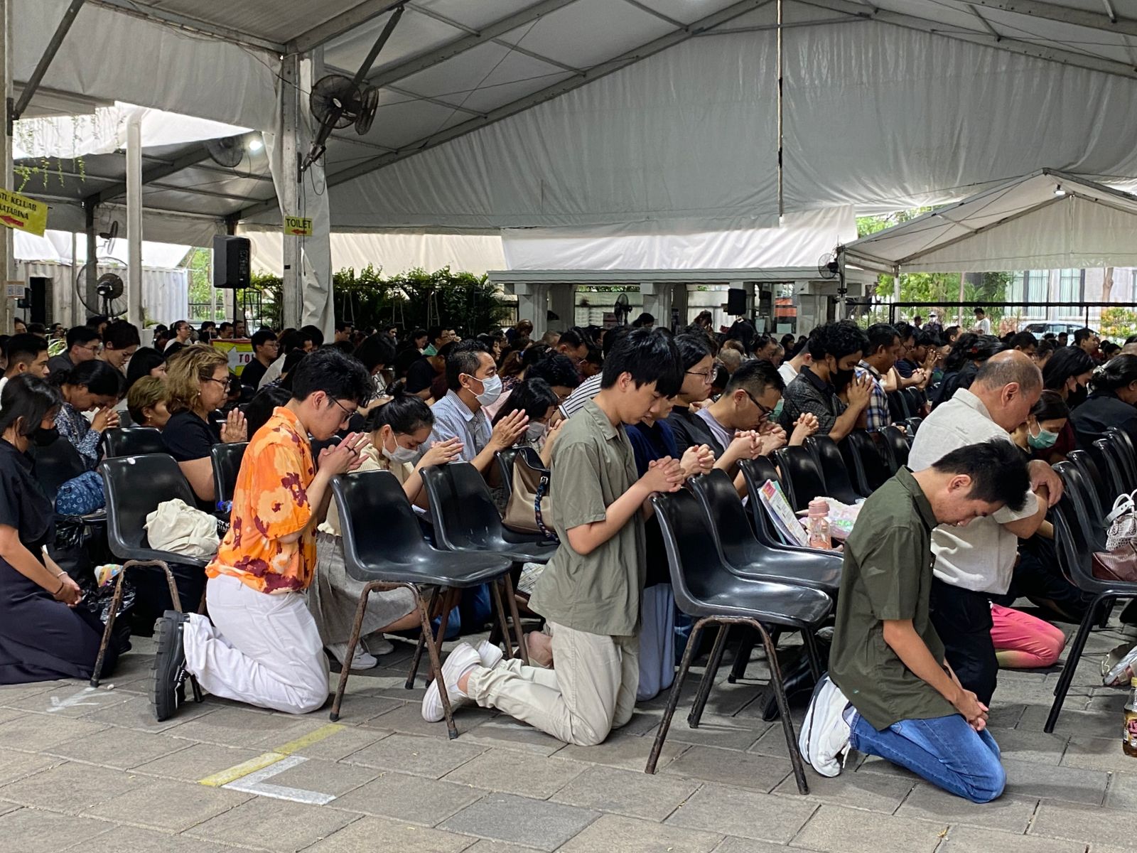 Suasana ibadat Jumat Agung di Gereja Katedral Surabaya, nampak kekhusyukan ribuan jemaat saat prosesi doa, Jumat (29/3/2024). Foto: Wildan suarasurabaya.net