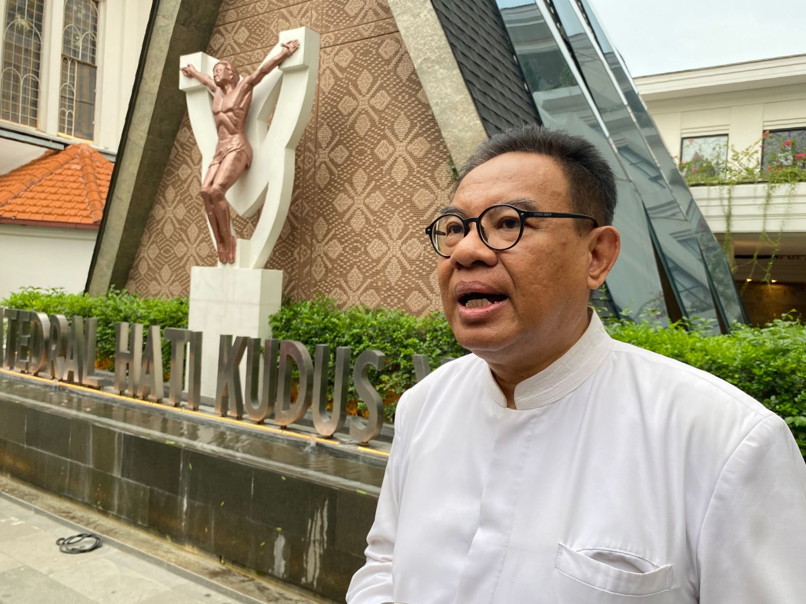 Romo Yosef Eko Budi Susilo Administrator Keuskupan Surabaya waktu ditemui usai ibadat Jumat Agung, (29/3/2024). Foto: Wildan suarasurabaya.net