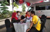 Pengunjung yang melakukan pendaftaran donor darah di booth PMI di Bank Jatim QRIS Ramadan Vaganza, Jumat (29/3/2024). Foto: Azwa magang suarasurabaya.net