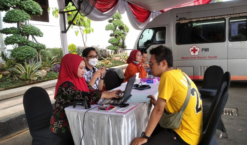 Pengunjung yang melakukan pendaftaran donor darah di booth PMI di Bank Jatim QRIS Ramadan Vaganza, Jumat (29/3/2024). Foto: Azwa magang suarasurabaya.net
