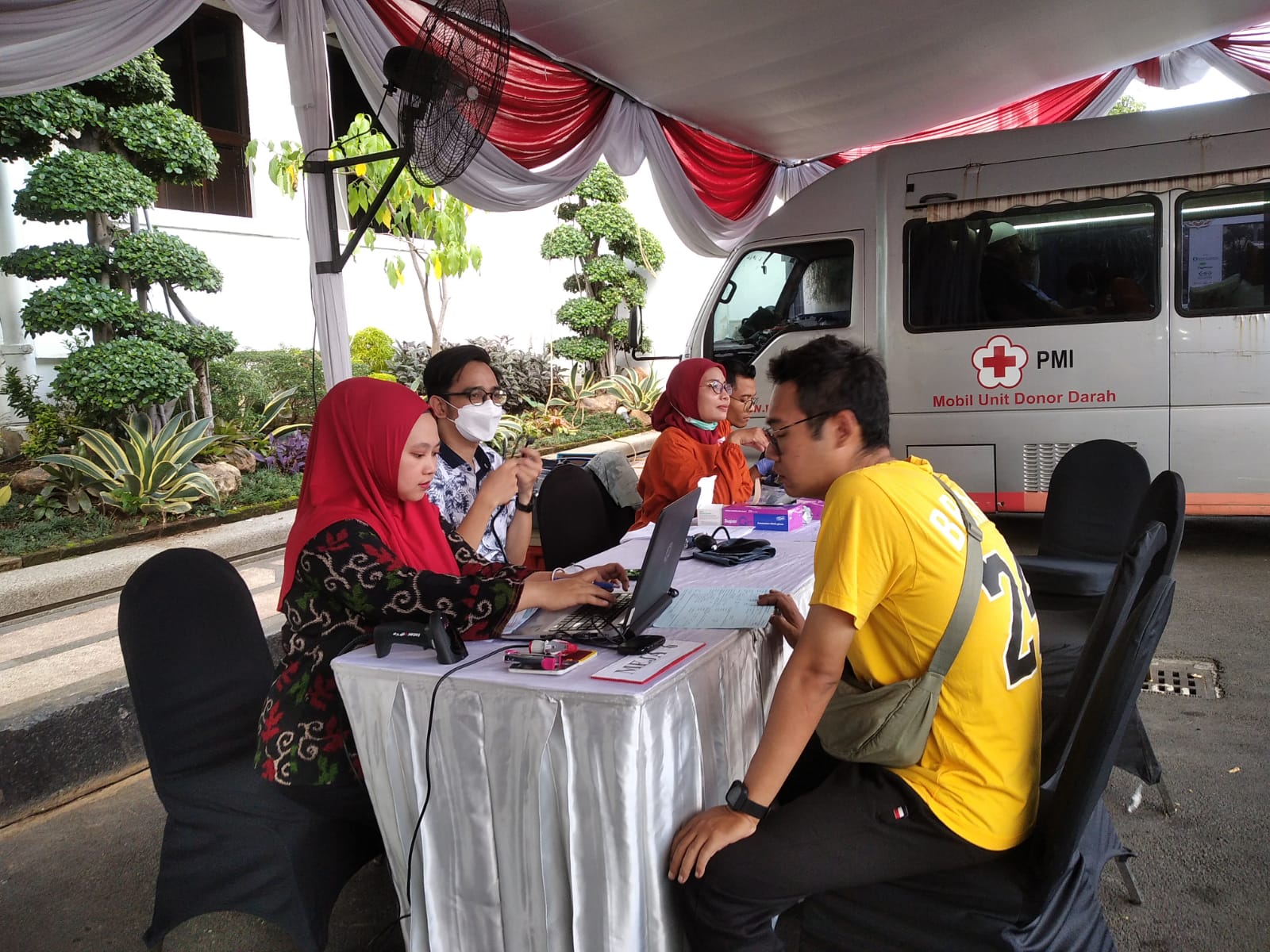 Pengunjung yang melakukan pendaftaran donor darah di booth PMI di Bank Jatim QRIS Ramadan Vaganza, Jumat (29/3/2024). Foto: Azwa magang suarasurabaya.net