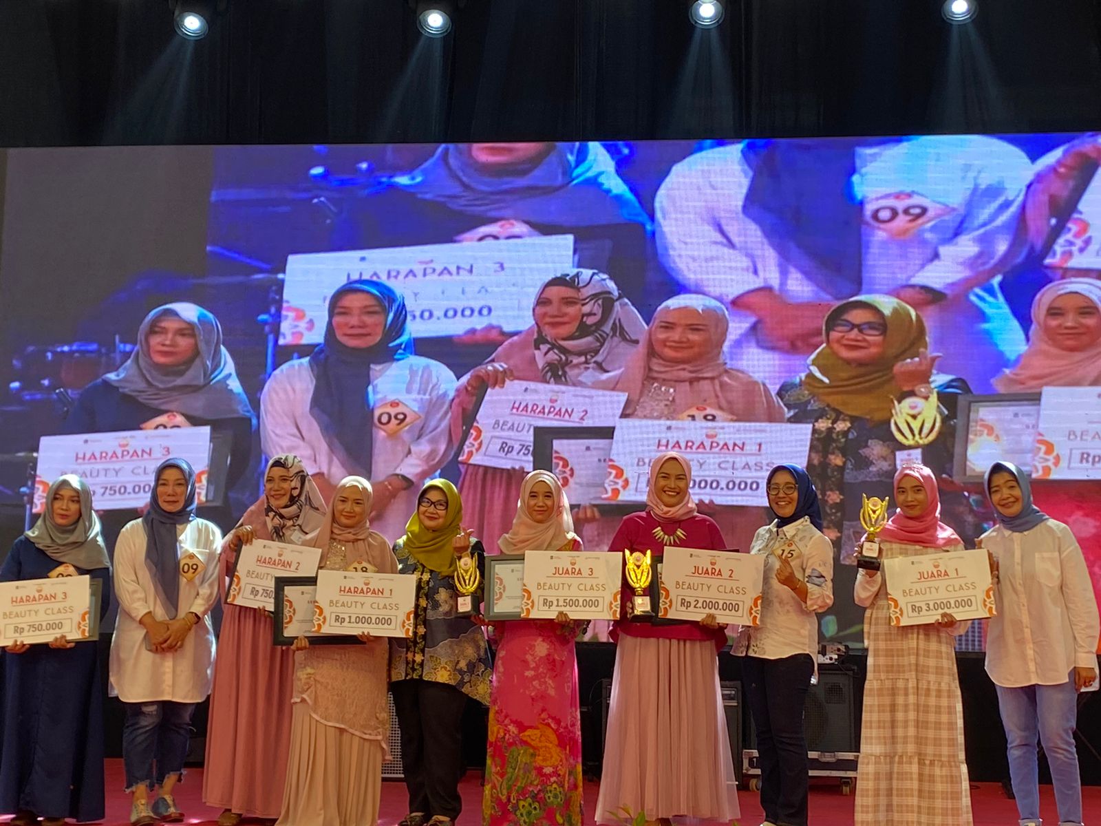 Enam pemenang yang dirias kepala OPD, dinas hingga camat menang beauty class Bank Jatim QRIS Ramadan Vaganza, Jumat (29/3/2024). Foto: Meilita suarasurabaya.net