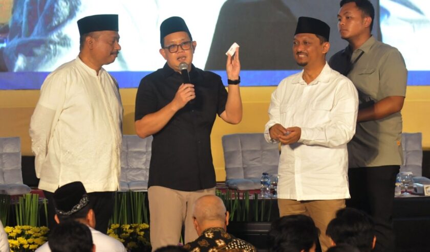 Adhy Karyono Pj Gubernur Jawa Timur (dua dari kiri) ketika memberikan pembekalan kepada atlet Puslatda di Lapangan Tenis indoor KONI Jatim. Foto: Istimewa
