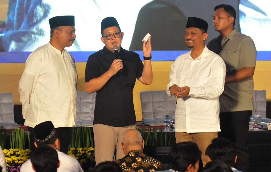 Adhy Karyono Pj Gubernur Jawa Timur (dua dari kiri) ketika memberikan pembekalan kepada atlet Puslatda di Lapangan Tenis indoor KONI Jatim. Foto: Istimewa