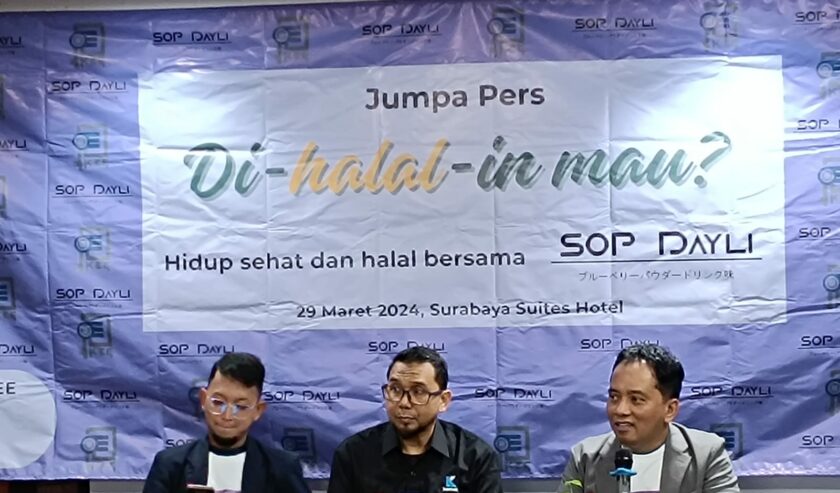 Aria Wahyudi (tengah) konsultan bisnis halal saat berada dalam jumpa pers Halal and Ramadan Festive "Di Halal-in Mau?" di Surabaya, pada Jumat (29/3/2024). Foto: Risky suarasurabaya.net