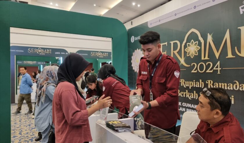 Penukaran Uang Layak Edar (ULE) secara walk throug yang diadakan oleh Kantor Perwakilan Bank Indonesia (KPw BI) Jatim di Grand City Surabaya, pada Sabtu (30/3/2024). Foto: Risky suarasurabaya.net