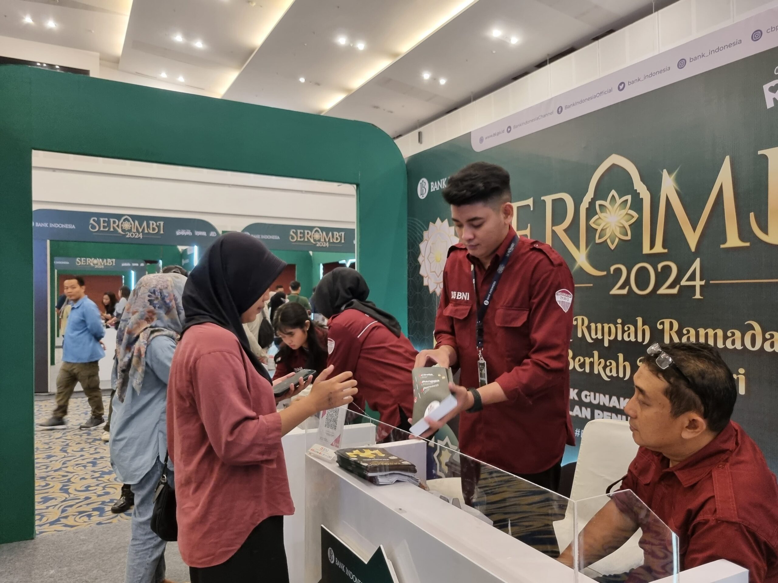 Penukaran Uang Layak Edar (ULE) secara walk throug yang diadakan oleh Kantor Perwakilan Bank Indonesia (KPw BI) Jatim di Grand City Surabaya, pada Sabtu (30/3/2024). Foto: Risky suarasurabaya.net