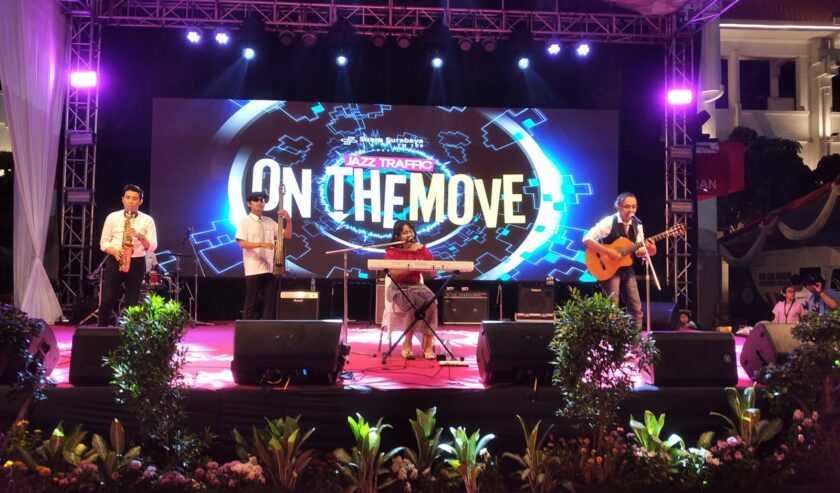 Celia Noreen saat tampil di panggung Jazz Traffic on The Move di Bank Jatim QRIS Ramadan Vaganza, Sabtu (30/3/2024). Foto: azwa magang suarasurabaya.net