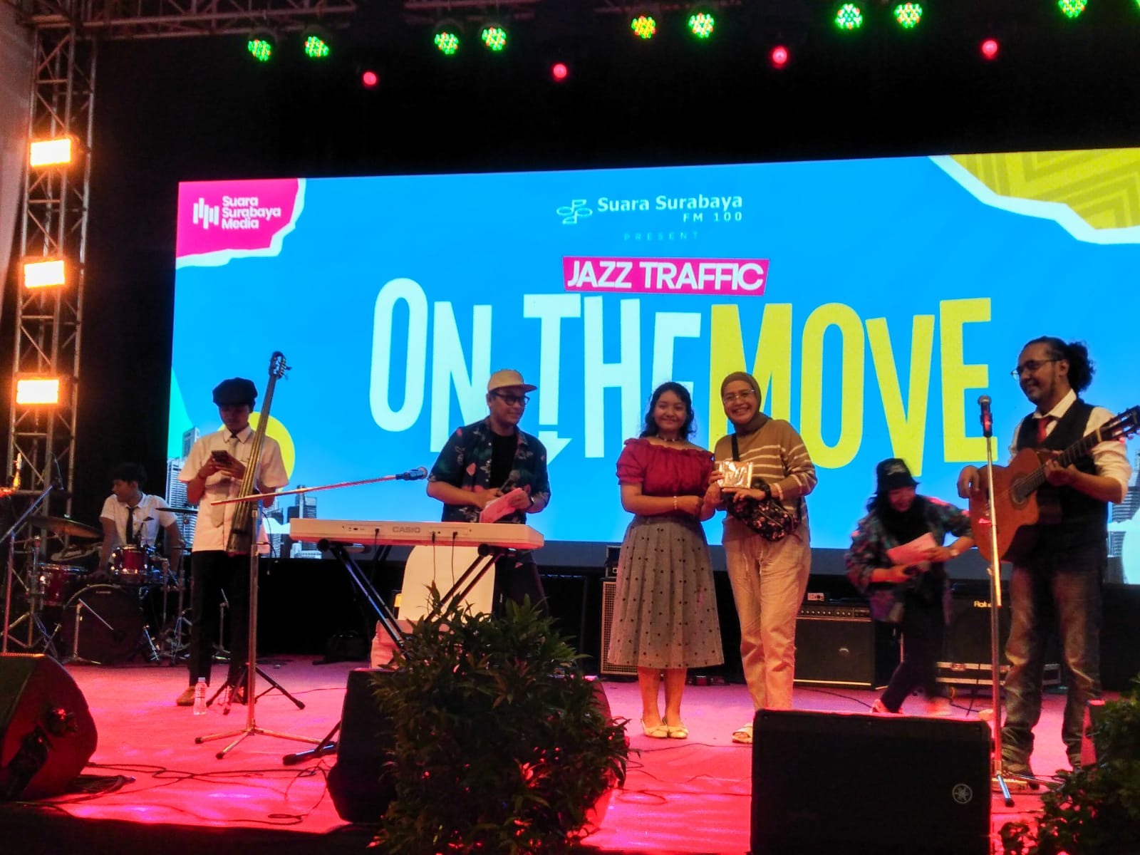 Penonton yang menebak nama musisi asal Surabaya saat mini games penampilan Celia Noreen di Jazz Traffic on The Move, Sabtu (30/3/2024). Foto: azwa magang suarasurabaya.net