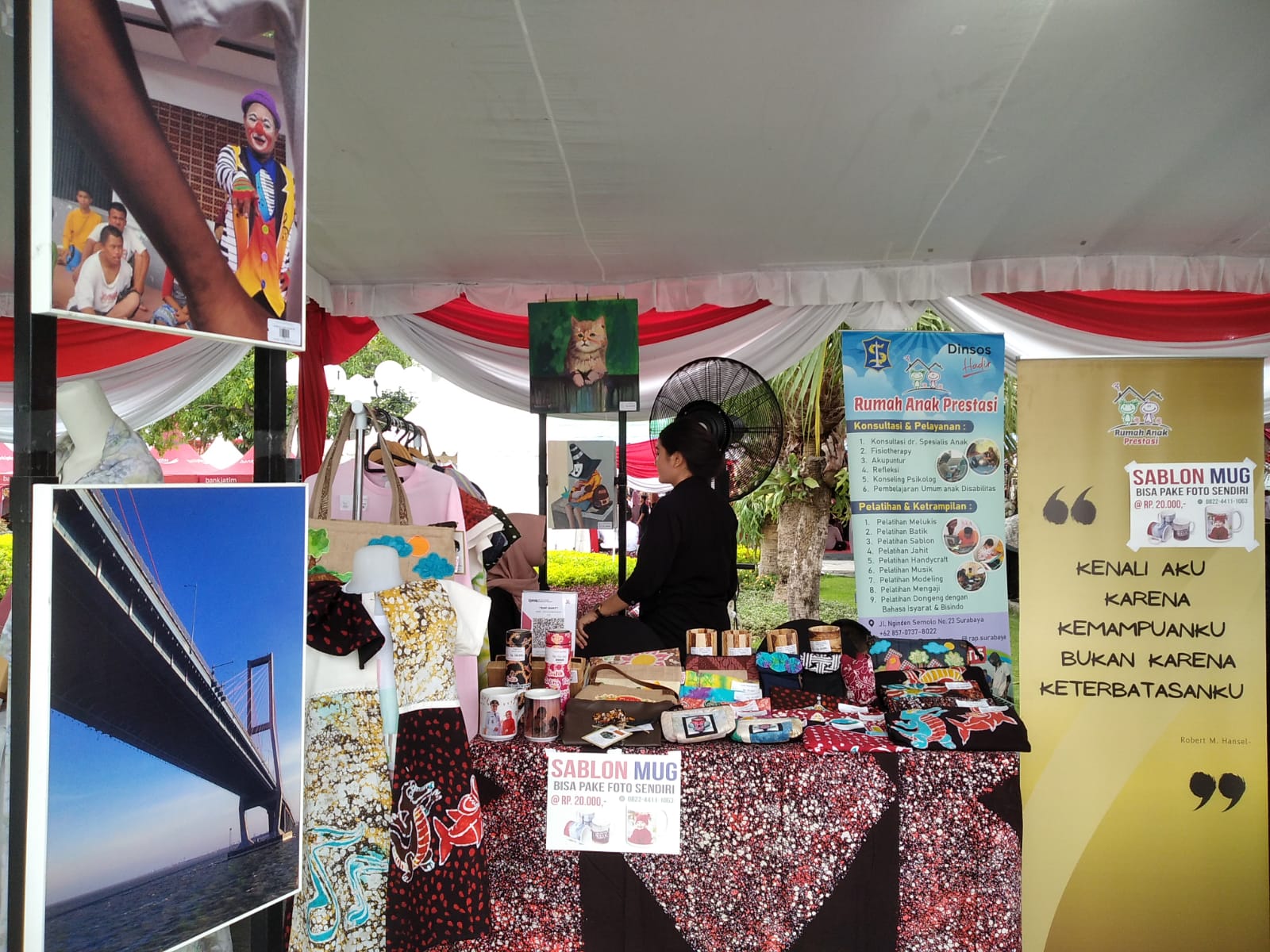 Stand bazar Bank Jatim QRIS Ramadan Vaganza di Balai Kota Surabaya