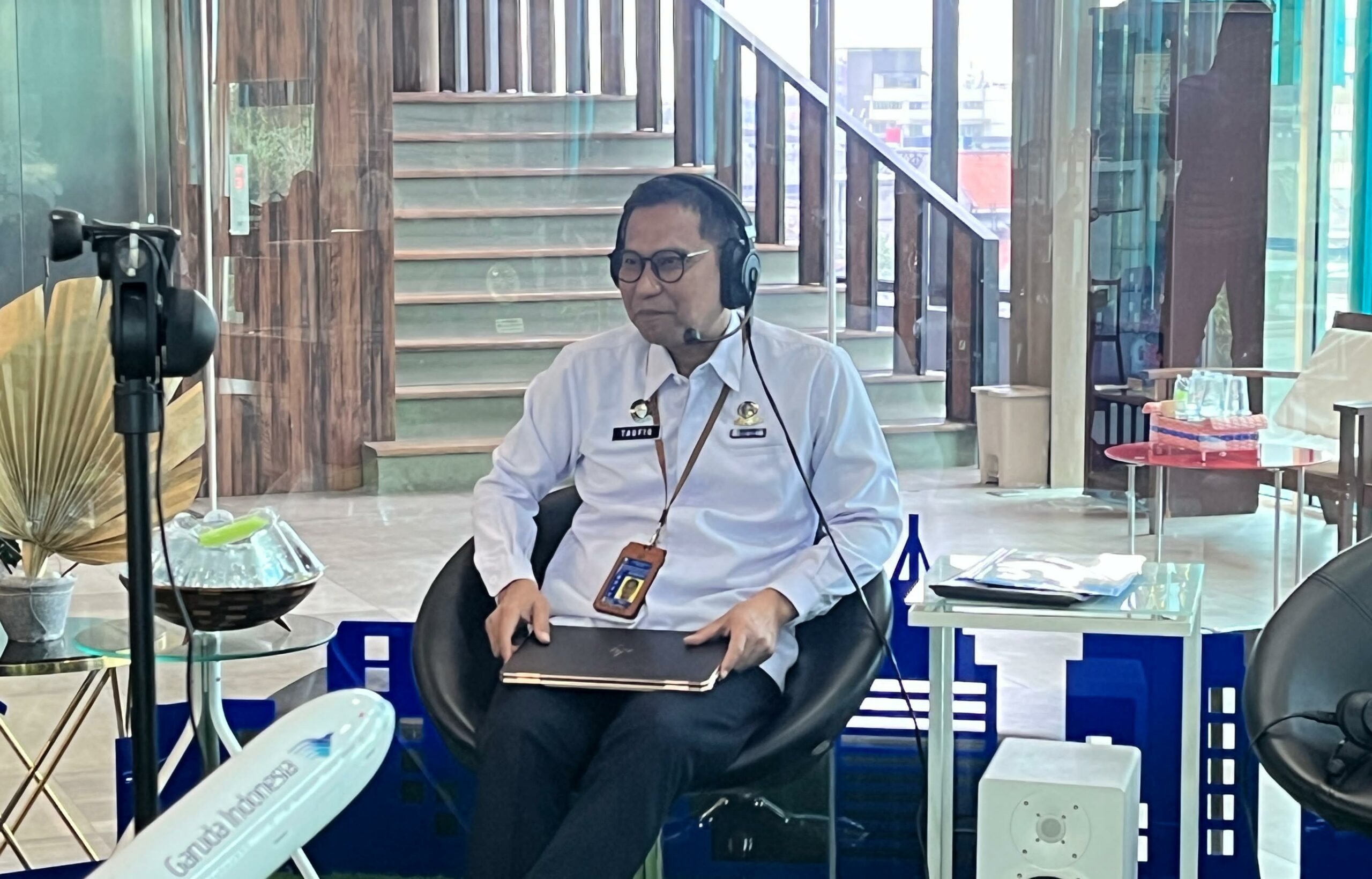 Taufiq Hermawan Kepala BMKG Juanda waktu mengudara di Radio Suara Surabaya usai penandatanganan MoU di Kantor Suara Surabaya Media, Rabu (13/3/2024). Foto: Ilsya magang suarasurabaya.net