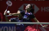 Lisa Ayu Kusumawati (kanan) dan Rehan Naufal Kusharjanto (kiri) mengembalikan kok ke arah lawannya Denmark Jesper Toft dan Clara Graversen pada pertandingan babak perempat final turnamen Daihatsu Indonesia Masters 2024 di Istora Senayan, Gelora Bung Karno (GBK), Jakarta, Jumat (26/1/2024). Foto : Antara