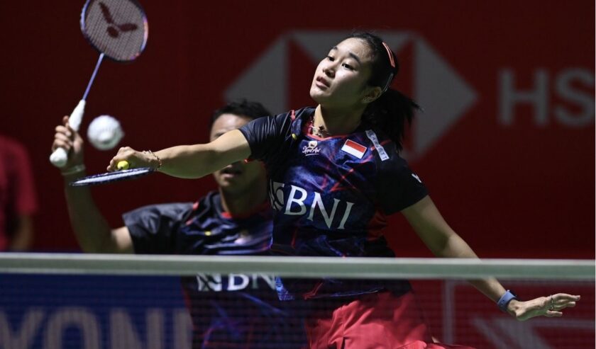 Lisa Ayu Kusumawati (kanan) dan Rehan Naufal Kusharjanto (kiri) mengembalikan kok ke arah lawannya Denmark Jesper Toft dan Clara Graversen pada pertandingan babak perempat final turnamen Daihatsu Indonesia Masters 2024 di Istora Senayan, Gelora Bung Karno (GBK), Jakarta, Jumat (26/1/2024). Foto : Antara