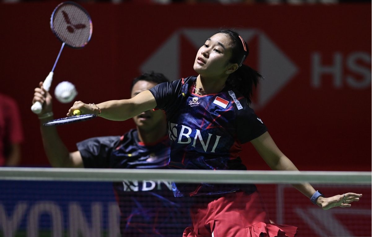 Lisa Ayu Kusumawati (kanan) dan Rehan Naufal Kusharjanto (kiri) mengembalikan kok ke arah lawannya Denmark Jesper Toft dan Clara Graversen pada pertandingan babak perempat final turnamen Daihatsu Indonesia Masters 2024 di Istora Senayan, Gelora Bung Karno (GBK), Jakarta, Jumat (26/1/2024). Foto : Antara