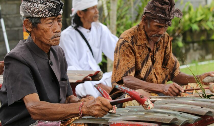 Ilustrasi orang memainkan musik tradisional. Foto: Pixabay