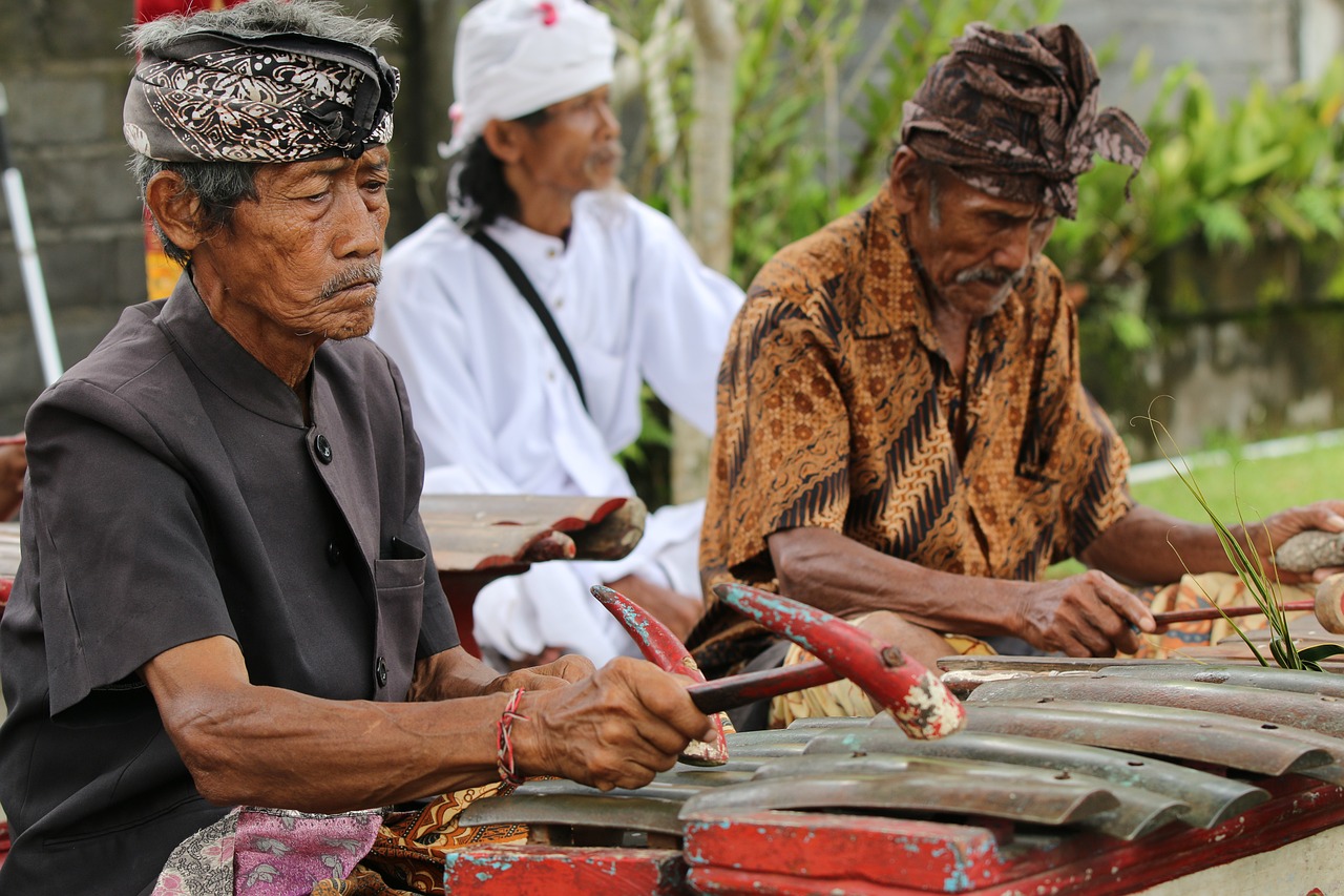 Ilustrasi orang memainkan musik tradisional. Foto: Pixabay