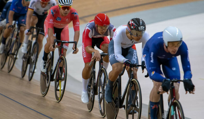 Aksi Bernard van Aert pembalap Indonesia dalam ajang UCI Track Nations Cup 2023 di Velodrome Rawamangun, Jakarta pada Sabtu (25/2/2023). Foto: PB ISSI