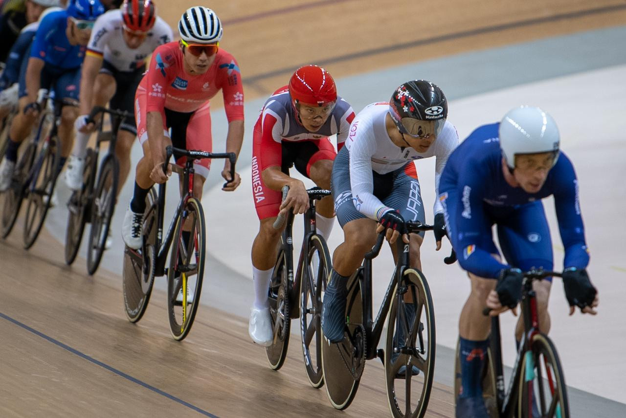 Aksi Bernard van Aert pembalap Indonesia dalam ajang UCI Track Nations Cup 2023 di Velodrome Rawamangun, Jakarta pada Sabtu (25/2/2023). Foto: PB ISSI